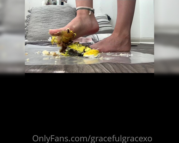 GracefulgraceXO aka Gracefulgracexo OnlyFans - Cupcake foot smash enjoy