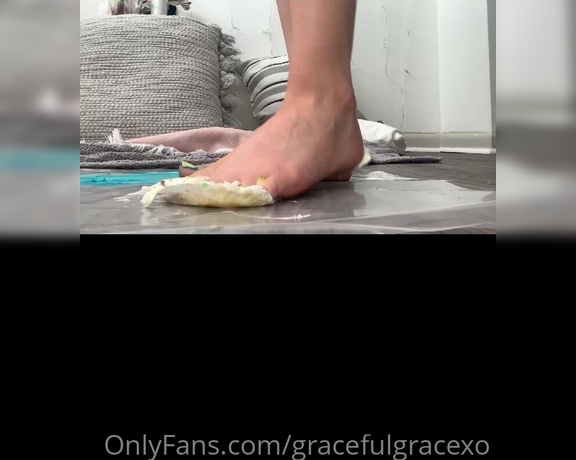 GracefulgraceXO aka Gracefulgracexo OnlyFans - Cupcake foot smash enjoy