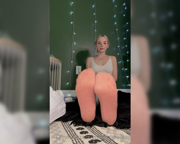 GracefulgraceXO aka Gracefulgracexo OnlyFans - Pedi reveal and sock removal