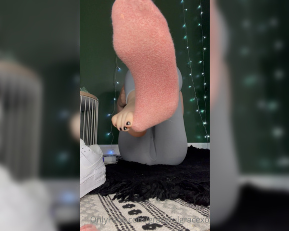 GracefulgraceXO aka Gracefulgracexo OnlyFans - Pedi reveal and sock removal