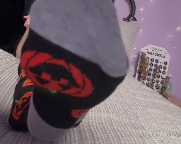 GracefulgraceXO aka Gracefulgracexo OnlyFans - Sock strip, up close, toe spreads, sole scrunches