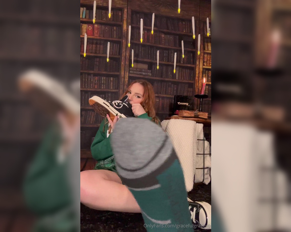 GracefulgraceXO aka Gracefulgracexo OnlyFans - Slytherin Cosplay sweaty converse removal, and sock sniff Giggly, hard sniff shoe removal I had so