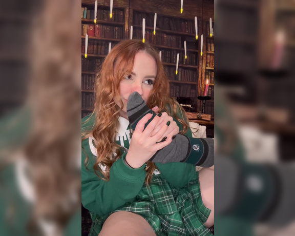 GracefulgraceXO aka Gracefulgracexo OnlyFans - Slytherin Cosplay sweaty converse removal, and sock sniff Giggly, hard sniff shoe removal I had so