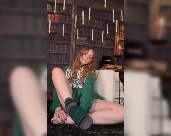 GracefulgraceXO aka Gracefulgracexo OnlyFans - Slytherin Cosplay sweaty converse removal, and sock sniff Giggly, hard sniff shoe removal I had so