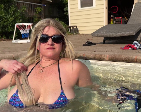 TabithaXXX - BIKINI MILF POOL TEASE - HD