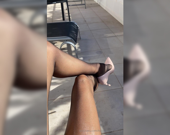 Heidi Bailey Official aka heidi_bailey_official - 01-08-2025 OnlyFans Video - Some sun  today all for you on my legs