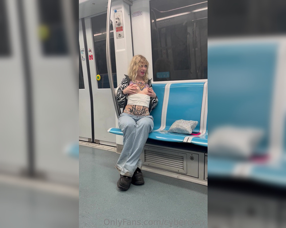 Cyber Coxx aka cybercoxx - 01-09-2023 OnlyFans Video - mi incontri sulla metro e io faccio la porcellina davanti a tutti ti piaccio