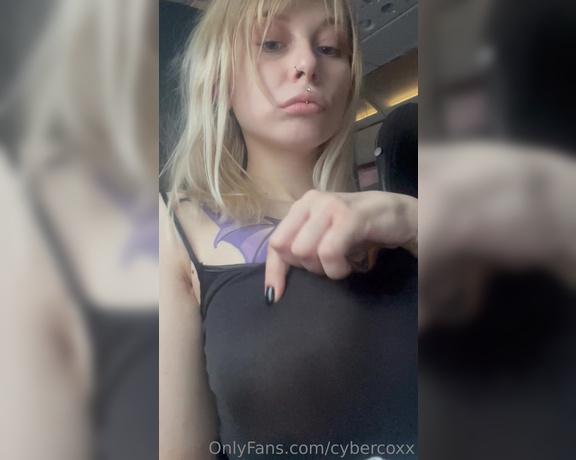 Cyber Coxx aka cybercoxx - 01-17-2023 OnlyFans Video - ho preso laereo e come vedi dai miei capezzoli, ho iniziato ad eccitarmi anche se ero