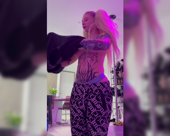 Cyber Coxx aka cybercoxx - 06-24-2024 OnlyFans Video - tornata da lavoro voglio stuzzicarti  vieni in chat