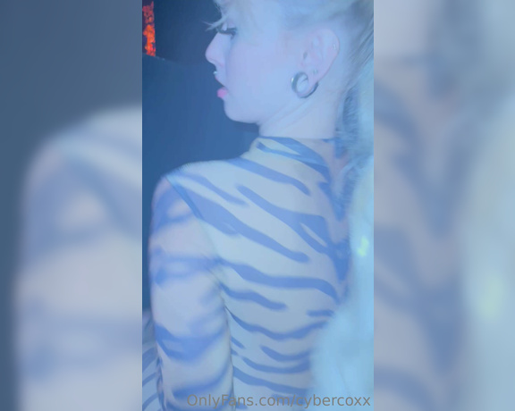 Cyber Coxx aka cybercoxx - 04-22-2023 OnlyFans Video - Ma si vede tutto attraverso da questa tutina sexy