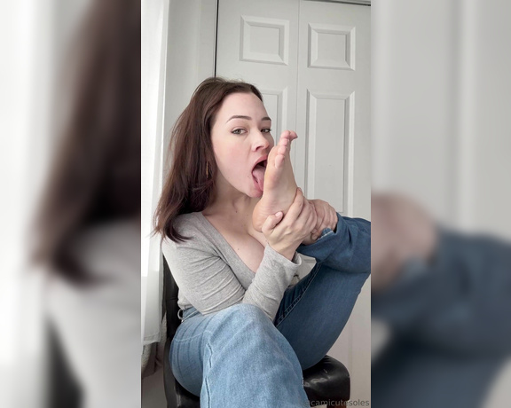 Cami Rae aka camicutesoles - 01-10-2025 OnlyFans Video - Spitty Worship JOI You love the way I spit and suck on my feet, dont you