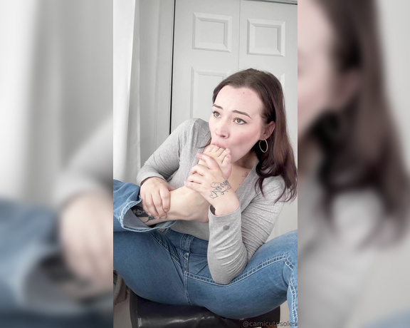 Cami Rae aka camicutesoles - 01-10-2025 OnlyFans Video - Spitty Worship JOI You love the way I spit and suck on my feet, dont you