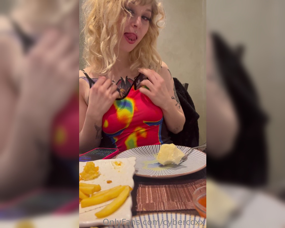 Cyber Coxx aka cybercoxx - 03-29-2023 OnlyFans Video - non riesco a trattenermi nemmeno a cena in mezzo alle persone SE AMI I VIDEO IN