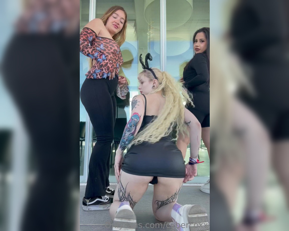 Cyber Coxx aka cybercoxx - 06-04-2023 OnlyFans Video - io e le mie hot girls in quel di riccione, ci piace metterci in mostra