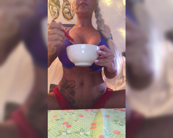 Elena mua aka umilediva - 12-08-2019 OnlyFans Video - Colazione  con latte