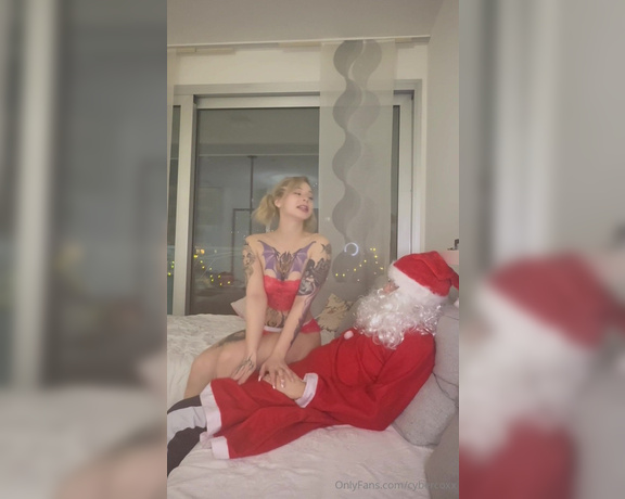 Cyber Coxx aka cybercoxx - 12-27-2024 OnlyFans Video - XMAS PORN WITH SANTA CLAUS la piccola Cyber oggi è riuscita a salire in braccio a