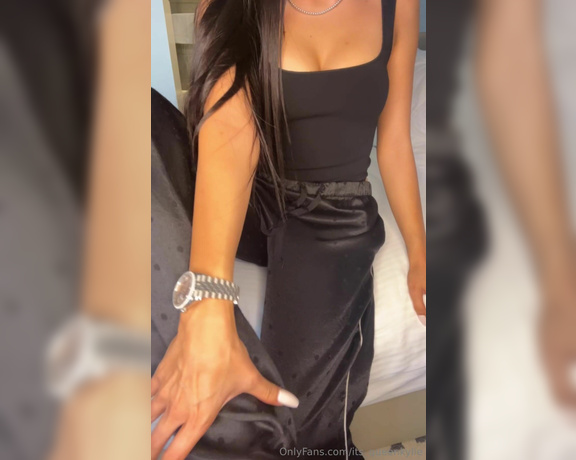 It’s queen kylie aka its_queenkylie - 11-08-2024 OnlyFans Video - Send for mommy and beg like a good slave תעביר למלכה שלך ותתחנן כמו עבד טוב