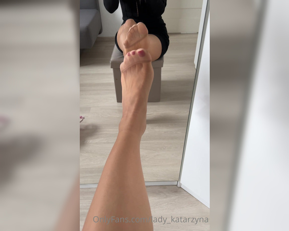 Lady_Katarzyna aka lady_katarzyna - 12-25-2022 OnlyFans Video - Admire my feet on your knees