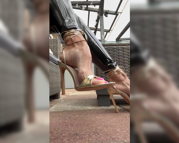 Heels of mine aka heelsofmine - 11-09-2023 OnlyFans Video - Just relax outside