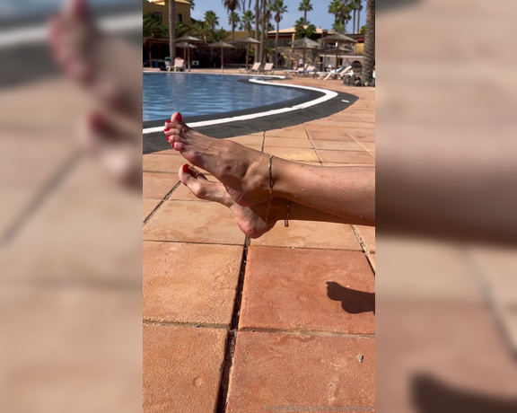 Heels of mine aka heelsofmine - 11-22-2023 OnlyFans Video - Another beautiful day by the pool