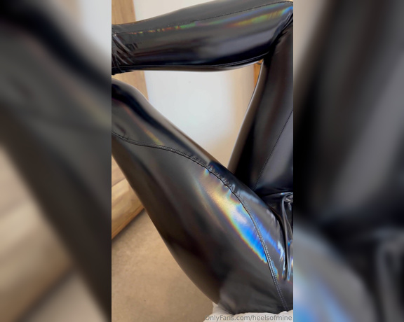 Heels of mine aka heelsofmine - 03-06-2024 OnlyFans Video - My new holographic leggings and top