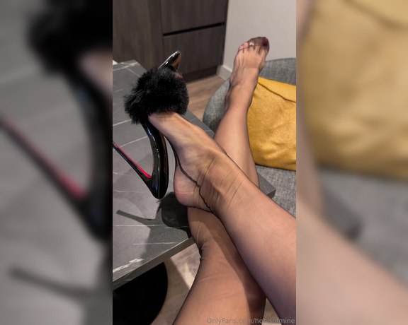 Heels of mine aka heelsofmine - 11-19-2024 OnlyFans Video - Because some of missed my stockings