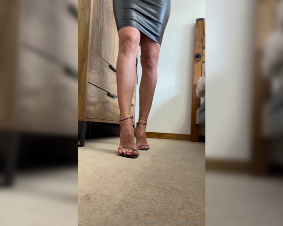 Heels of mine aka heelsofmine - 12-13-2024 OnlyFans Video - Favourite skirt and heels