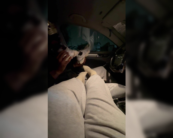 Dissa aka dissatoes - 06-15-2024 OnlyFans Video - He worship my smelly feet right after I got off my flight