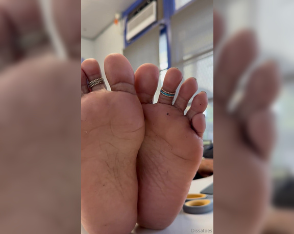 Dissa aka dissatoes - 08-08-2024 OnlyFans Video - Smell my feet