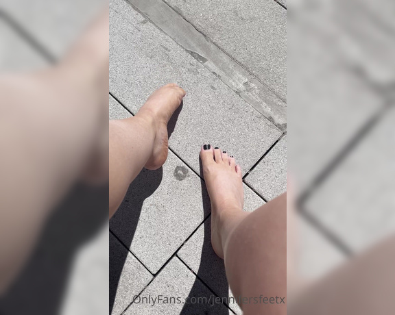 Jennifers feet aka jennifersfeetx - 07-28-2022 OnlyFans Video - Everyone was looking oops