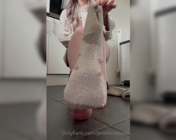 Jennifers feet aka jennifersfeetx - 04-02-2023 OnlyFans Video - Full video of ugg and sock removal with lots of toe wriggles