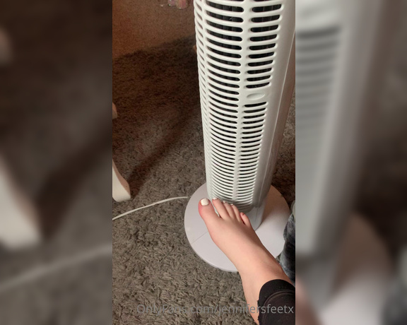 Jennifers feet aka jennifersfeetx - 07-17-2020 OnlyFans Video - Have a bad habit of doing this with my toes on my fan it is satisfying