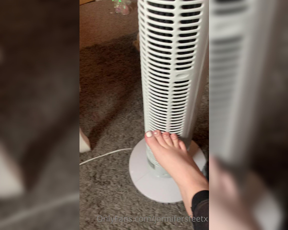 Jennifers feet aka jennifersfeetx - 07-17-2020 OnlyFans Video - Have a bad habit of doing this with my toes on my fan it is satisfying