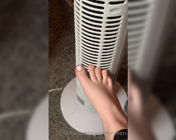 Jennifers feet aka jennifersfeetx - 07-17-2020 OnlyFans Video - Have a bad habit of doing this with my toes on my fan it is satisfying