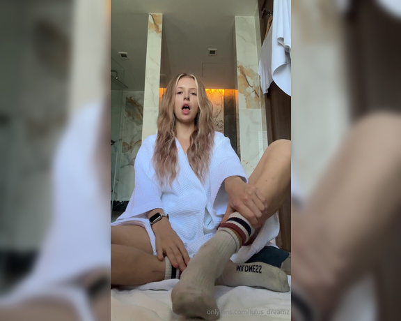 Lulusdreamz aka lulus_dreamz - 12-04-2024 OnlyFans Video - Get to see the whole 5 min feet sniffing and then jerking you off video for