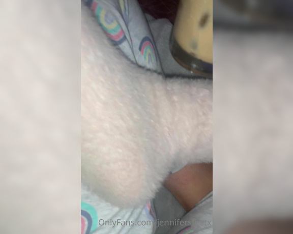 Jennifers feet aka jennifersfeetx - 04-06-2021 OnlyFans Video - Sitting chilling on the couch with my iced coffee of course Quick little sock removal