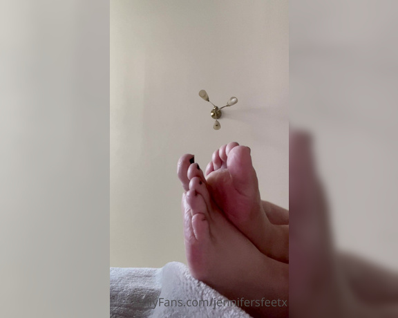 Jennifers feet aka jennifersfeetx - 10-11-2021 OnlyFans Video - If you where a little person on my floor below my couch, this is all you