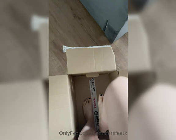 Jennifers feet aka jennifersfeetx - 11-02-2021 OnlyFans Video - Box crush