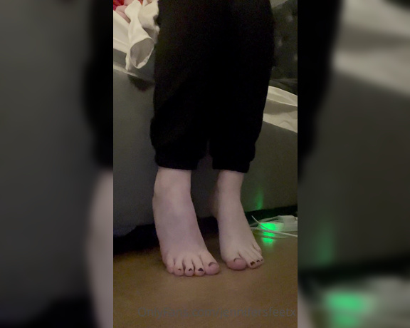 Jennifers feet aka jennifersfeetx - 11-22-2021 OnlyFans Video - Working all the time make my feet so stinky I wish you could stick your nose