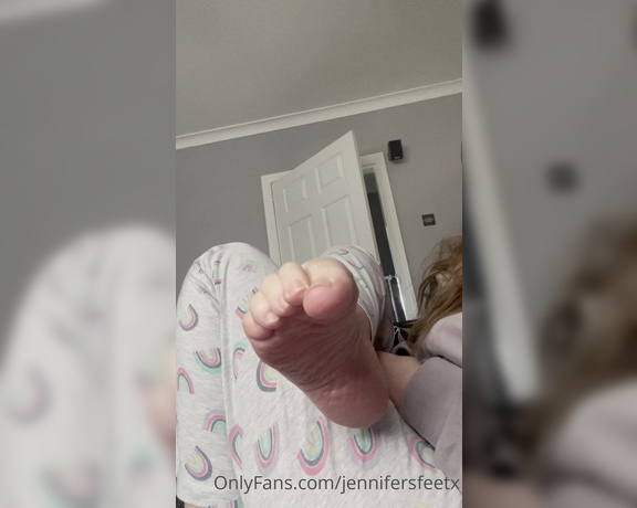 Jennifers feet aka jennifersfeetx - 06-29-2022 OnlyFans Video - I have a bad habit of playing with my toes while Im sitting on the couch