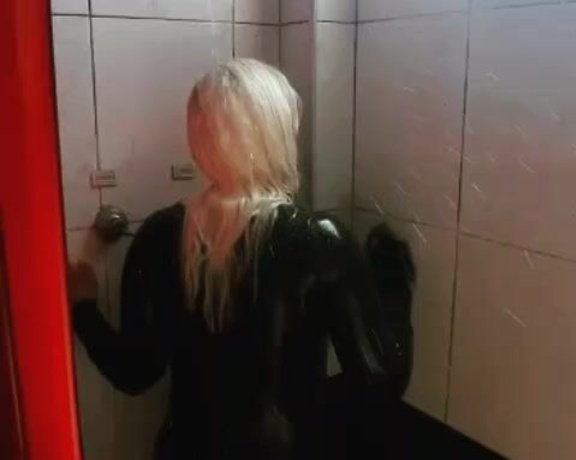 Madame Fermans aka madamefermans - 05-06-2021 OnlyFans Video - Eu AMOOOOO tomar banho de látex sentir ele desgrudar da pele na agua é uma delicia