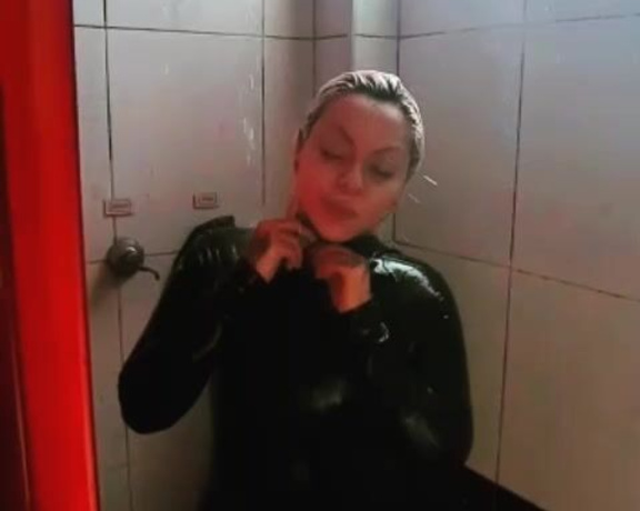 Madame Fermans aka madamefermans - 05-06-2021 OnlyFans Video - Eu AMOOOOO tomar banho de látex sentir ele desgrudar da pele na agua é uma delicia