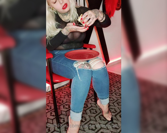 Madame Fermans aka madamefermans - 06-20-2022 OnlyFans Video - Crushing com torta holandesa  Que escravinho sortudo