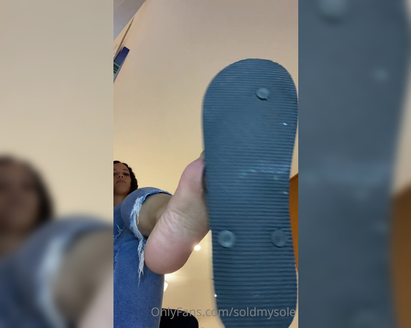 Liv aka Soldmysole OnlyFans - 5 minutes (flip flops + dangle + joi) The sound of the flip flops slapping my soft soles gets you