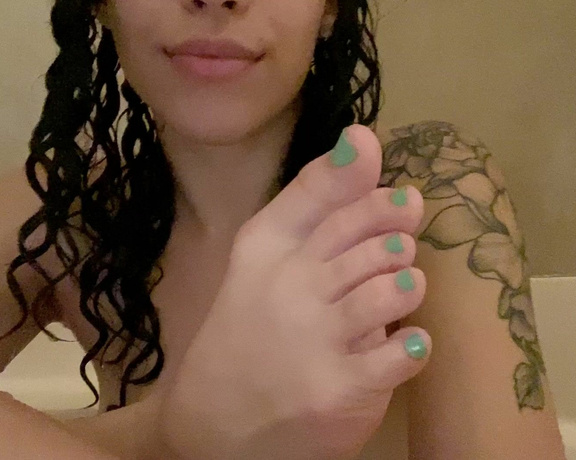 Liv aka Soldmysole OnlyFans - Who needs soap when you have a tongue