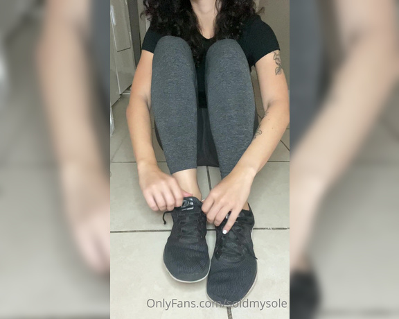 Liv aka Soldmysole OnlyFans - Don’t cum on these smelly soles until I say