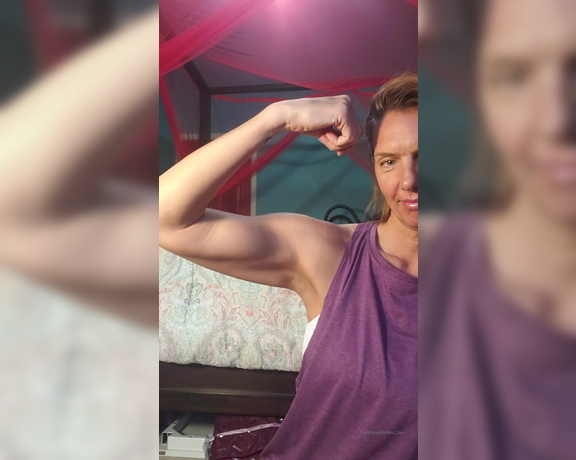 Mikayla Miles aka Themikaylamiles OnlyFans - Bicep Bounce and Armpit Worship #bicepbounce #armpitworship #smellmyarmpits #fitchick #amazon #giant