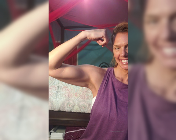 Mikayla Miles aka Themikaylamiles OnlyFans - Bicep Bounce and Armpit Worship #bicepbounce #armpitworship #smellmyarmpits #fitchick #amazon #giant