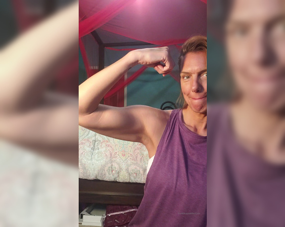 Mikayla Miles aka Themikaylamiles OnlyFans - Bicep Bounce and Armpit Worship #bicepbounce #armpitworship #smellmyarmpits #fitchick #amazon #giant