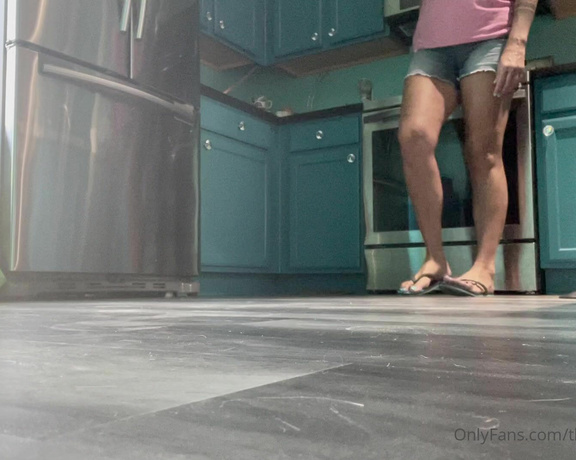 Mikayla Miles aka Themikaylamiles OnlyFans - Walking in my #flipflops with my new #bluepedicure
